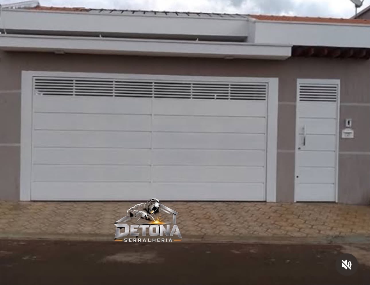 Portão de garagem branco